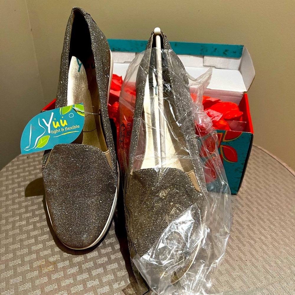 NWT YUU size 11 Silver Ramsey Boat Slip on shoes.